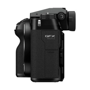 Fujifilm GFX 50S II mustan digitaalikameran sivukuva, jossa näkyy sen kahva, painikkeet, säätimet, HDMI-portti ja elektroninen etsin valkoista taustaa vasten.