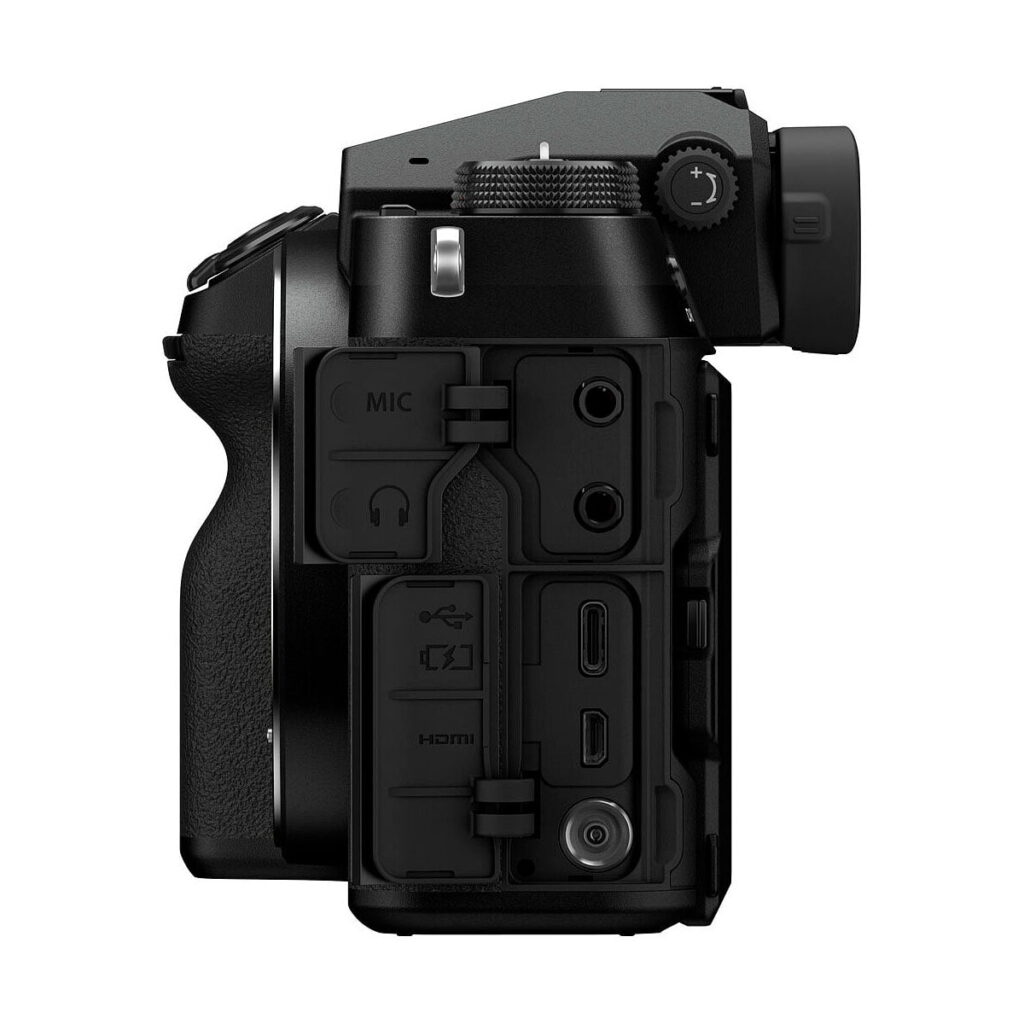 Fujifilm GFX 50S II:n sivukuvassa näkyvät avoimet portit - kuuloke, mikrofoni, USB, HDMI ja muut - sekä sen kuvioitu kahva ja elektroninen etsin.