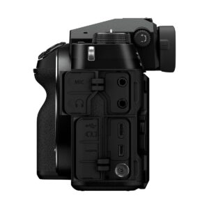 Fujifilm GFX 50S II:n sivukuvassa näkyvät avoimet portit - kuuloke, mikrofoni, USB, HDMI ja muut - sekä sen kuvioitu kahva ja elektroninen etsin.