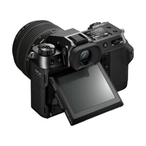 Fujifilm GFX 50S II, musta digitaalikamera, jossa on suuri objektiivi ja kallistettava LCD-näyttö, näkyy valkoisella taustalla. Ulospäin kallistettu näyttö osoittaa sen joustavuutta eri kuvauskulmia varten.