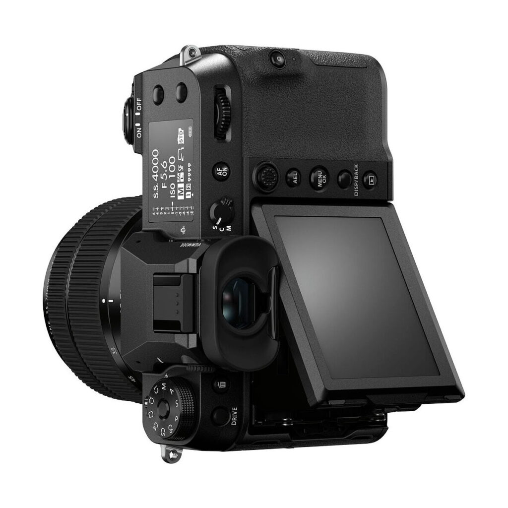 Fujifilm GFX 50S II -digitaalikamerassa, joka on kuvattu takaa, on musta runko, jossa on suuri objektiivi, kallistettava LCD-näyttö ja useita ohjauspainikkeita ja valitsimia.