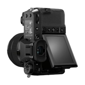 Fujifilm GFX 50S II -digitaalikamerassa, joka on kuvattu takaa, on musta runko, jossa on suuri objektiivi, kallistettava LCD-näyttö ja useita ohjauspainikkeita ja valitsimia.
