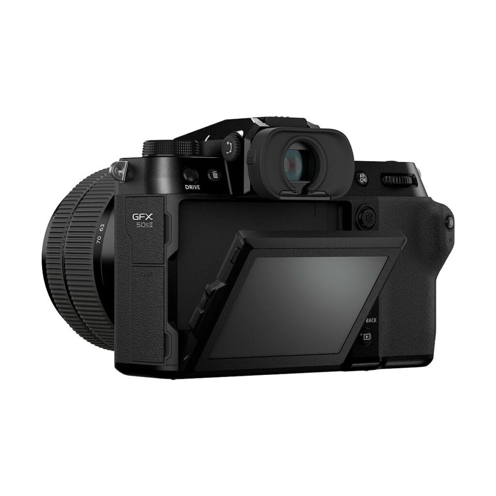 Musta Fujifilm GFX 50S II -digitaalikamera, jossa on suuri objektiivi, kallistettava LCD-näyttö ja elektroninen etsin, on kuvattu takaa, hieman vasemmalle kallistettuna. GFX-mallin nimi näkyy kameran rungossa.