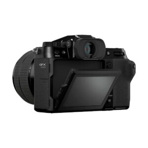 Musta Fujifilm GFX 50S II -digitaalikamera, jossa on suuri objektiivi, kallistettava LCD-näyttö ja elektroninen etsin, on kuvattu takaa, hieman vasemmalle kallistettuna. GFX-mallin nimi näkyy kameran rungossa.
