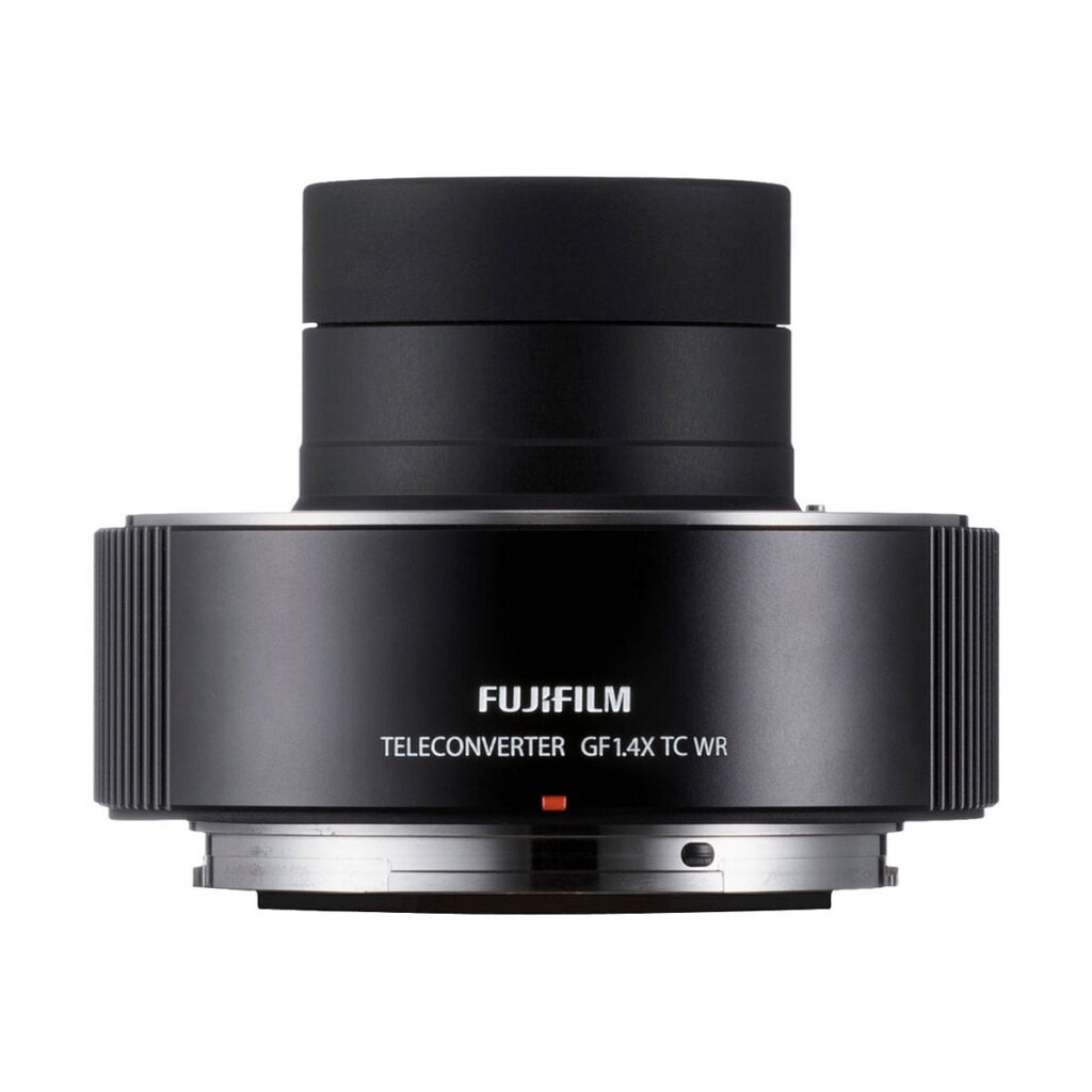 Fujifilm_GF_1_4X_TC_WR_telejatke_002 Fujifilm GF 1.4X TC WR -telejatke kameran objektiivin lisävaruste näkyy edestä, ja siinä on musta lieriömäinen muotoilu, jossa on näkyvä objektiivin kiinnitys ja tuotemerkki.