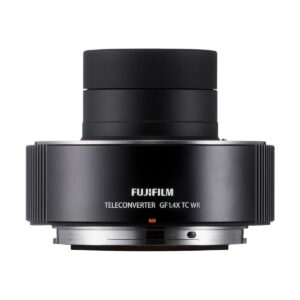 Fujifilm_GF_1_4X_TC_WR_telejatke_002 Fujifilm GF 1.4X TC WR -telejatke kameran objektiivin lisävaruste näkyy edestä, ja siinä on musta lieriömäinen muotoilu, jossa on näkyvä objektiivin kiinnitys ja tuotemerkki.