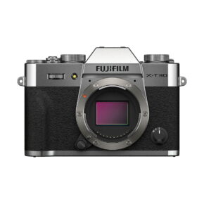 Fujifilm_X-T30_II__Hopea_001 Fujifilm X-T30 II Hopea -peilittömän kameran etukuva hopeanvärisenä ja mustana, jossa näkyy objektiivin kiinnitys ilman kiinnitettyä objektiivia ja merkin logo kennon yläpuolella.
