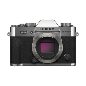 Fujifilm_X-T30_II__Hopea_001 Fujifilm X-T30 II Hopea -peilittömän kameran etukuva hopeanvärisenä ja mustana, jossa näkyy objektiivin kiinnitys ilman kiinnitettyä objektiivia ja merkin logo kennon yläpuolella.