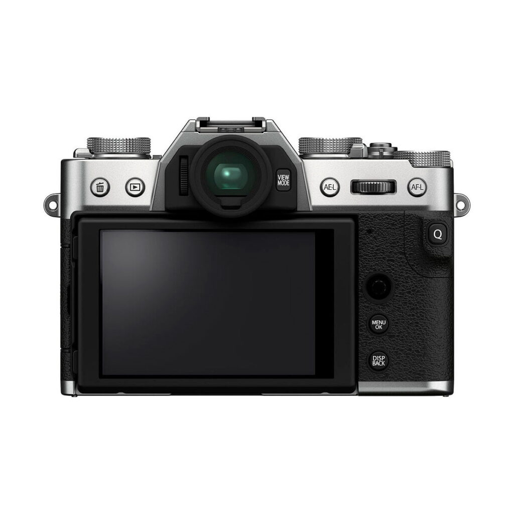 Fujifilm_X-T30_II__Hopea_002 Fujifilm X-T30 II Hopea -kameran takanäkymässä näkyy sen suuri LCD-näyttö, useita ohjauspainikkeita ja valitsimia sekä elektroninen etsin tyylikkäässä hopean ja mustan värisessä rungossa.