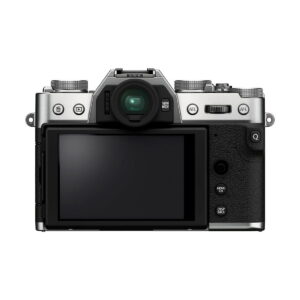 Fujifilm_X-T30_II__Hopea_002 Fujifilm X-T30 II Hopea -kameran takanäkymässä näkyy sen suuri LCD-näyttö, useita ohjauspainikkeita ja valitsimia sekä elektroninen etsin tyylikkäässä hopean ja mustan värisessä rungossa.