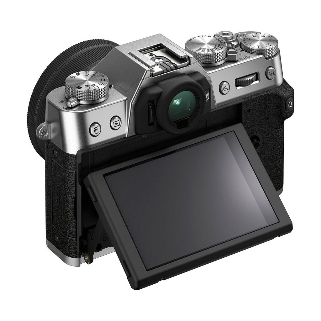 Fujifilm_X-T30_II__Hopea_007 Fujifilm X-T30 II Hopea, hopean ja mustan värinen digitaalikamera, jossa on uloskäännettävä nestekidenäyttö, näkyy takaa etsimen, säätöpyörät ja kuvioitu kahva.