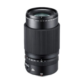 Musta Fujifilm Fujinon GF 120mm f/4 Macro R LM OIS WR -objektiivi seisoo pystyssä valkoisella taustalla, ja siinä on uurrettu tarkennusrengas ja zoomausrengas, joihin on merkitty polttovälin ja aukon arvot.