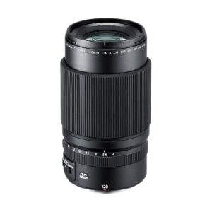 Musta Fujifilm Fujinon GF 120mm f/4 Macro R LM OIS WR -objektiivi seisoo pystyssä valkoisella taustalla, ja siinä on uurrettu tarkennusrengas ja zoomausrengas, joihin on merkitty polttovälin ja aukon arvot.