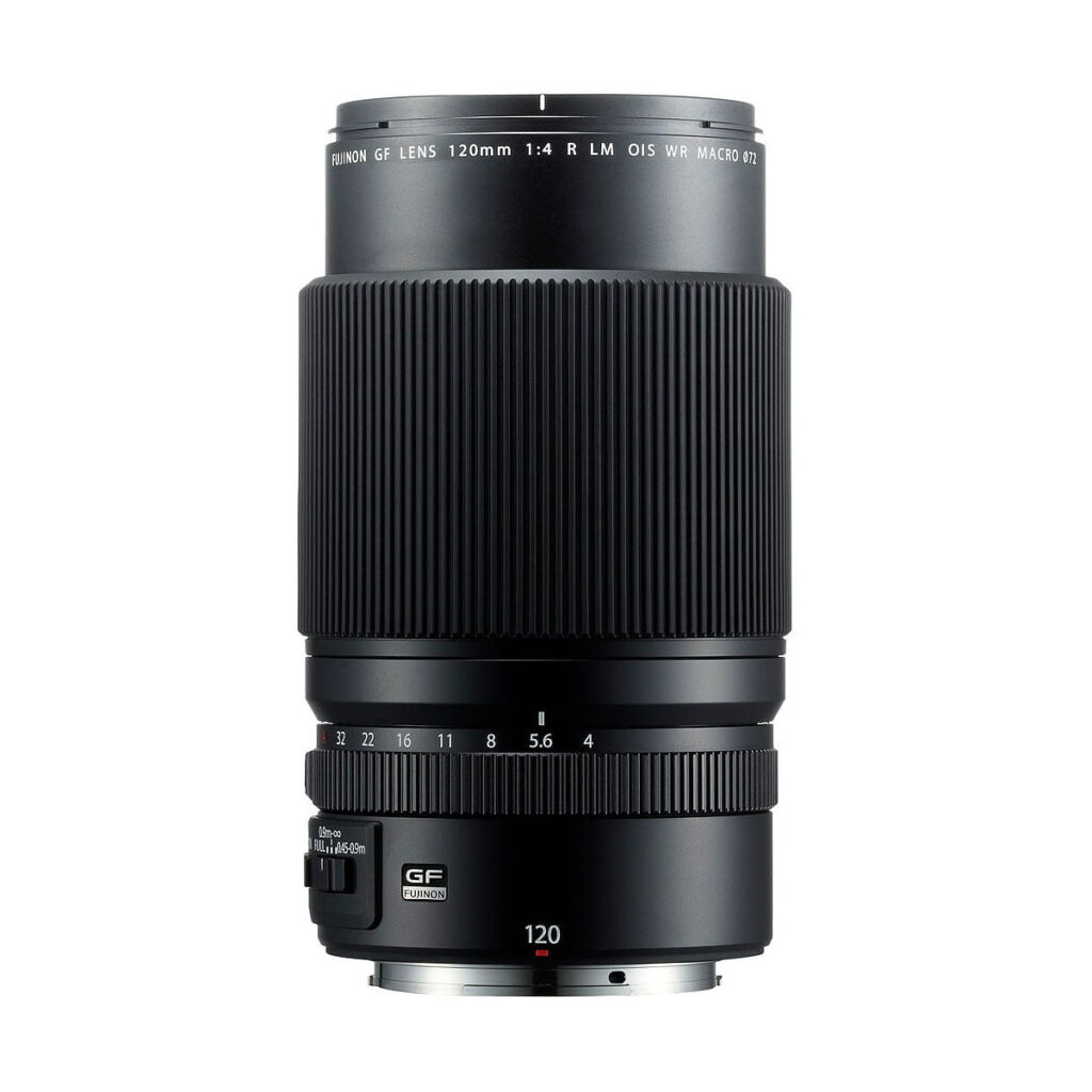 Musta Fujifilm Fujinon GF 120mm f/4 Macro R LM OIS WR -objektiivi, jossa on kuvioitu tarkennusrengas ja merkitty valkoiset merkinnät valkoisella pohjalla.