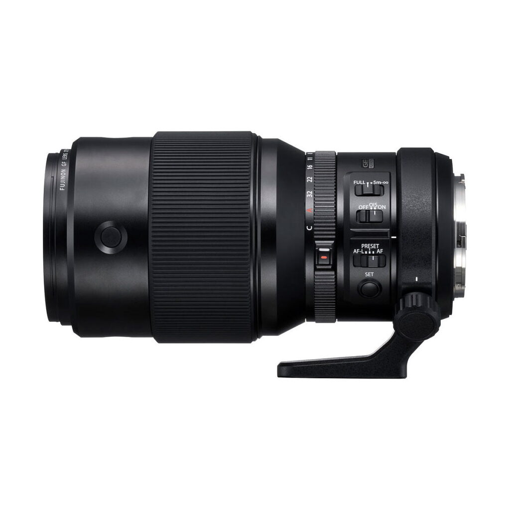 Fujinon_250mm_f_4_R_LM_OIS_WR_002 Mustassa Fujifilm Fujinon GF 250mm f/4 R LM OIS WR -objektiivissa on useita säätökytkimiä, tarkennusrengas ja jalustan kaulakiinnitys.
