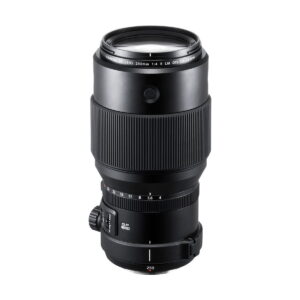 Fujinon_250mm_f_4_R_LM_OIS_WR_003 Fujifilm Fujinon GF 250mm f/4 R LM OIS WR -objektiivi, jossa on musta viimeistely, näkyvä etulasi, kuvioitu tarkennusrengas ja jalustan kaulus, näkyy valkoista taustaa vasten. Objektiivin merkinnät osoittavat, että kyseessä on 250mm f/4-teleobjektiivi.