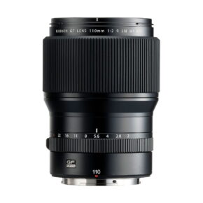 Fujifilm Fujinon GF 110mm f/2 R LM WR -objektiivi seisoo pystyssä valkoisella taustalla, ja siinä on aukon ja tarkennuksen merkinnät sekä uurrettu tarkennusrengas.