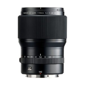 Fujifilm Fujinon GF 110mm f/2 R LM WR -objektiivi seisoo pystyssä valkoisella taustalla, ja siinä on aukon ja tarkennuksen merkinnät sekä uurrettu tarkennusrengas.