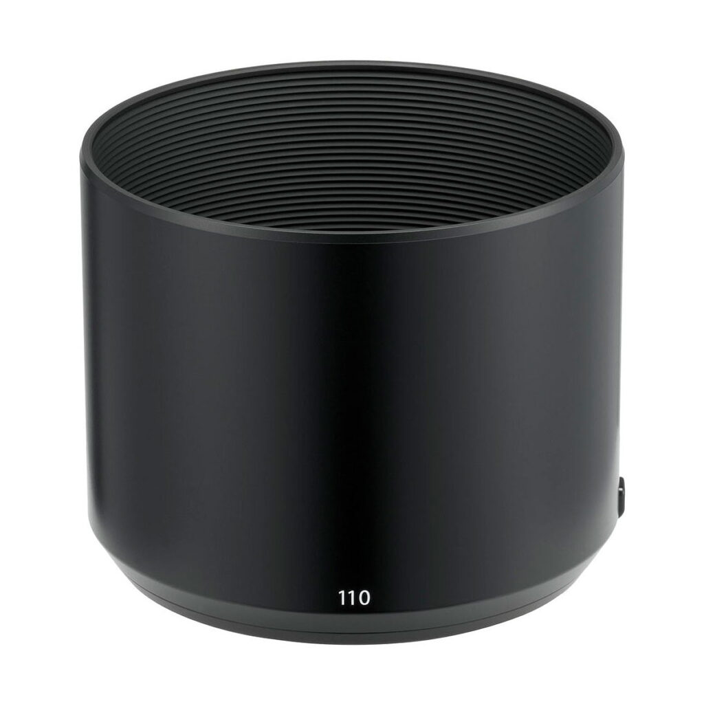 Suuri, musta, lieriömäinen Fujifilm Fujinon GF 110mm f/2 R LM WR -objektiivin suojus, jossa on uurrettu sisäpinta ja valkoisella painettu "110" pohjassa.