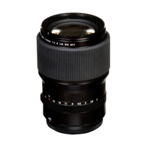 Fujifilm Fujinon GF 110mm f/2 R LM WR -objektiivi on musta kameraobjektiivi, jossa on kuvioitu kahva, näkyvät lasielementit ja aukkomerkinnät tarkennusrenkaassa valkoista taustaa vasten.
