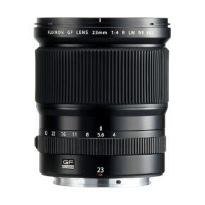 Fujinon_GF_23mm_f_4_R_WR_001 Fujifilm Fujinon GF 23mm f/4 R LM WR -objektiivi seisoo pystyasennossa valkoisella taustalla, ja siinä näkyy sen laaja tarkennusrengas, aukon merkinnät ja metallinen objektiivin kiinnitys.