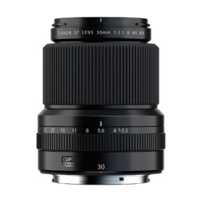 Musta Fujifilm Fujinon GF 30mm f/3.5 R WR -objektiivi, jossa on kuvioitu tarkennusrengas, aukkomerkinnät ja selkeä tuotemerkki, näkyy valkoista taustaa vasten.