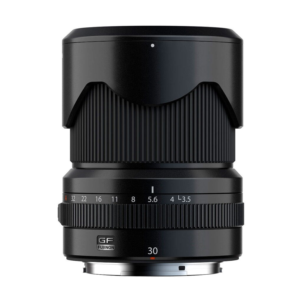 Musta Fujifilm Fujinon GF 30mm f/3.5 R WR -objektiivi seisoo pystyasennossa valkoisella taustalla, ja siinä on tarkennusrengas, aukkorengas ja vastavalosuoja valkoisilla ja punaisilla merkinnöillä.