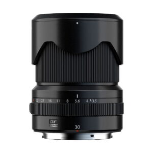Musta Fujifilm Fujinon GF 30mm f/3.5 R WR -objektiivi seisoo pystyasennossa valkoisella taustalla, ja siinä on tarkennusrengas, aukkorengas ja vastavalosuoja valkoisilla ja punaisilla merkinnöillä.