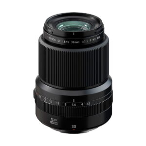 Fujifilm Fujinon GF 30mm f/3.5 R WR -objektiivi, jossa on aukkomerkinnät ja leveä tarkennusrengas, seisoo pystyssä tyylikkäässä mustassa muotoilussaan valkoista taustaa vasten.
