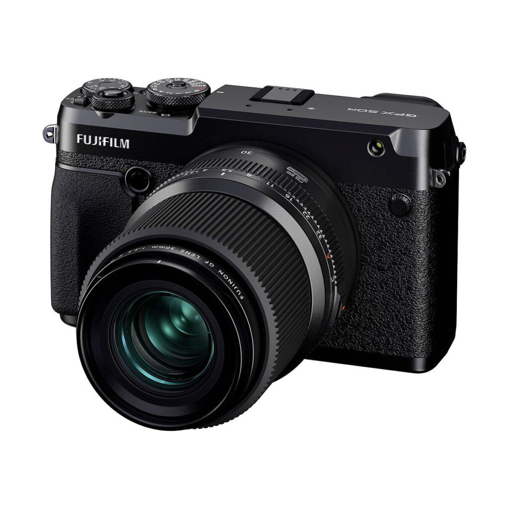 Fujifilm Fujinon GF 30mm f/3.5 R WR -objektiivi, jossa on tyylikäs musta viimeistely, kuvioitu tarkennusrengas ja kestävä säänkestävä rakenne, näkyy valkoisella taustalla.