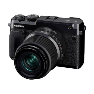 Fujifilm Fujinon GF 30mm f/3.5 R WR -objektiivi, jossa on tyylikäs musta viimeistely, kuvioitu tarkennusrengas ja kestävä säänkestävä rakenne, näkyy valkoisella taustalla.