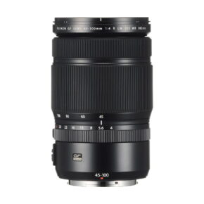 Fujifilm Fujinon GF 45-100mm f/4 R LM OIS WR -objektiivi seisoo pystyasennossa valkoisella taustalla, ja sen polttoväli, aukko ja tarkennusmerkinnät näkyvät.