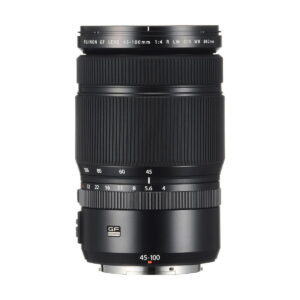 Fujifilm Fujinon GF 45-100mm f/4 R LM OIS WR -objektiivi seisoo pystyasennossa valkoisella taustalla, ja sen polttoväli, aukko ja tarkennusmerkinnät näkyvät.
