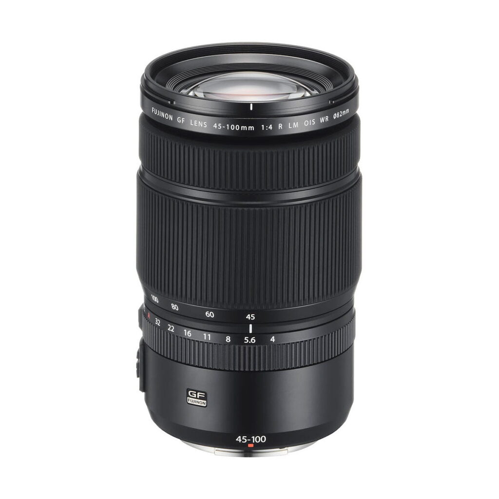 Fujifilm Fujinon GF 45-100mm f/4 R LM OIS WR -objektiivi seisoo pystyasennossa valkoisella taustalla, ja sen renkaat, kytkimet ja objektiivin merkinnät ovat näkyvissä.