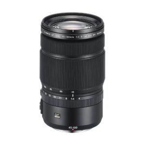 Fujifilm Fujinon GF 45-100mm f/4 R LM OIS WR -objektiivi seisoo pystyasennossa valkoisella taustalla, ja sen renkaat, kytkimet ja objektiivin merkinnät ovat näkyvissä.