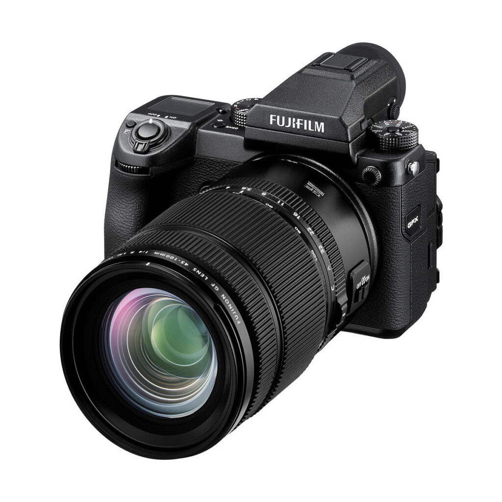 Fujifilm Fujinon GF 45-100mm f/4 R LM OIS WR -objektiivi on kuvattu mustana, ja sen zoom-objektiivi, painikkeet, etsin ja tuotemerkki on kuvattu valkoista taustaa vasten.