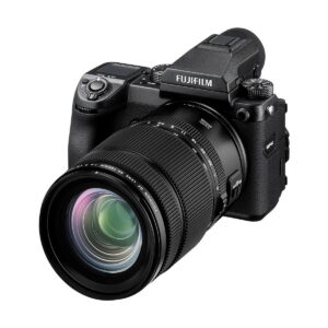 Fujifilm Fujinon GF 45-100mm f/4 R LM OIS WR -objektiivi on kuvattu mustana, ja sen zoom-objektiivi, painikkeet, etsin ja tuotemerkki on kuvattu valkoista taustaa vasten.