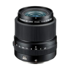 Fujinon_GF_45mm_2_8_R_WR_001 A Fujifilm Fujinon GF 45mm f/2.8 R WR -objektiivi, musta, selkeine tarkennus- ja aukon säätörenkaineen sekä näkyvine linssielementteineen, seisoo pystyssä valkoista taustaa vasten.