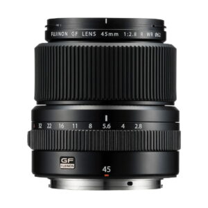 Fujinon_GF_45mm_2_8_R_WR_002 Fujifilm Fujinon GF 45mm f/2.8 R WR -objektiivin lähikuvassa näkyvät sen tarkennusrenkaat, aukkorenkaat, objektiivin merkinnät ja tuotemerkki valkoista taustaa vasten.