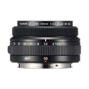 Fujifilm Fujinon GF 50mm f/3.5 R LM WR -objektiivi seisoo pystyasennossa valkoisella taustalla, ja sen aukko- ja tarkennusrenkaat korostuvat valkoisilla ja punaisilla merkinnöillä.