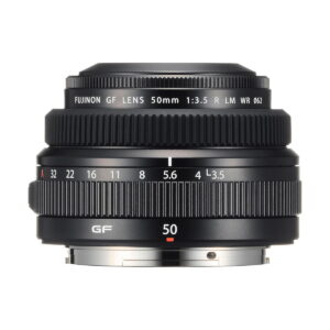 Fujinon_GF_50mm_f_3_5_R_LM_WR_004 Fujifilm Fujinon GF 50mm f/3.5 R LM WR -objektiivi näytetään edestä, ja siinä näkyy tarkennus- ja aukkorenkaat, yksityiskohtaiset objektiivin merkinnät ja hopeinen objektiivikiinnitys alareunassa.