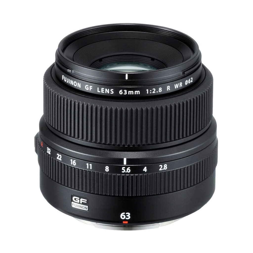 Fujinon_GF_63mm_2_8_R_WR_001 Fujifilm Fujinon GF 63mm f/2.8 R WR -objektiivi seisoo pystyssä, ja siinä on musta viimeistely, jossa on kuvioidut tarkennus- ja aukkorenkaat sekä valkoiset merkinnät polttoväliä, aukkoarvoja ja tuotemerkkiä varten.
