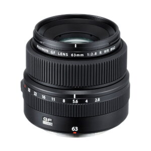 Fujinon_GF_63mm_2_8_R_WR_001 Fujifilm Fujinon GF 63mm f/2.8 R WR -objektiivi seisoo pystyssä, ja siinä on musta viimeistely, jossa on kuvioidut tarkennus- ja aukkorenkaat sekä valkoiset merkinnät polttoväliä, aukkoarvoja ja tuotemerkkiä varten.