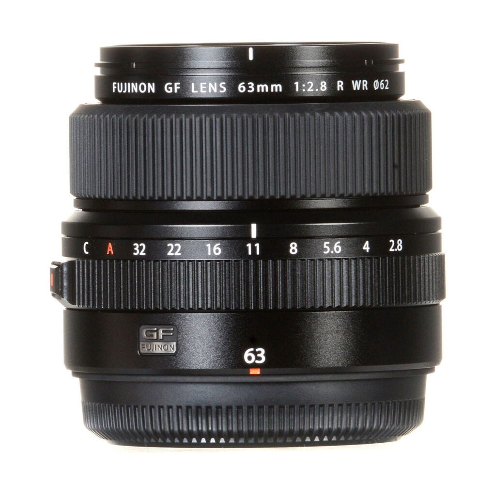 Fujinon_GF_63mm_2_8_R_WR_002 Fujifilm Fujinon GF 63mm /2.8 R WR -objektiivi seisoo pystyssä ja näyttää tarkennusrenkaat, aukkorenkaat, merkinnät ja Fujifilmin tuotemerkin.