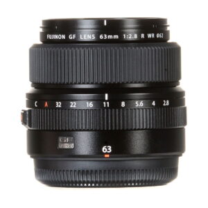 Fujinon_GF_63mm_2_8_R_WR_002 Fujifilm Fujinon GF 63mm /2.8 R WR -objektiivi seisoo pystyssä ja näyttää tarkennusrenkaat, aukkorenkaat, merkinnät ja Fujifilmin tuotemerkin.