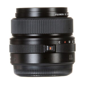 Fujinon_GF_63mm_2_8_R_WR_003 Musta Fujifilm Fujinon GF 63mm f/2.8 R WR -objektiivi, jossa on kuvioidut tarkennusrenkaat ja aukkorenkaat, aukkomerkinnät ja punainen merkkipiste sivussa valkoista taustaa vasten.