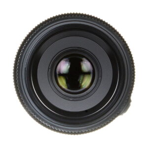 Fujinon_GF_63mm_2_8_R_WR_004 Lähikuva Fujifilm Fujinon GF 63mm f/2.8 R WR -objektiivista, jossa korostuvat sen pyöreät lasielementit ja yksityiskohtaiset harjatut reunat valkoista taustaa vasten.
