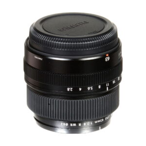 Fujinon_GF_63mm_2_8_R_WR_005 Musta Fujifilm Fujinon GF 63mm f/2.8 R WR -objektiivi, jossa on objektiivin suojus, aukko- ja tarkennusrenkaat sekä valkoiset merkinnät, jotka osoittavat polttovälin ja aukon asetukset.