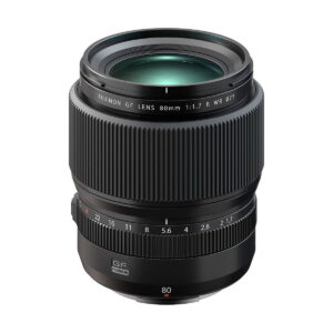 Musta Fujifilm Fujinon GF 80mm f/1.7 R WR -objektiivi seisoo pystyasennossa valkoisella taustalla, ja siinä on uurrettu tarkennusrengas ja aukkorenkaat, joissa on polttoväli, aukkoarvot ja tuotemerkin merkinnät.