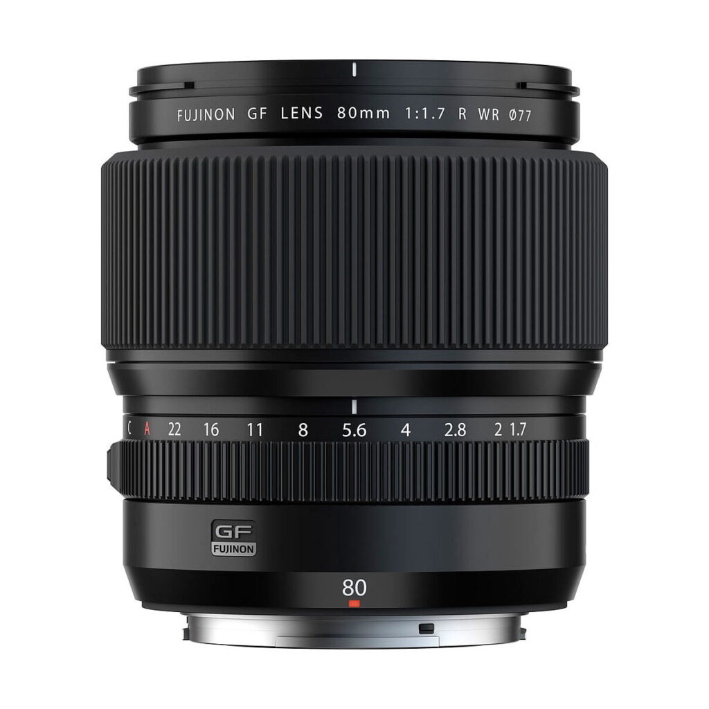 Fujifilm Fujinon GF 80mm f/1.7 R WR -objektiivi, jossa on uurrettu tarkennusrengas ja aukkomerkinnät, seisoo pystyasennossa valkoisella pohjalla ja "GF Fujinon 80" -merkintä on näkyvissä.